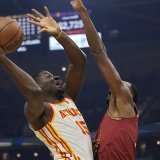 Clint Capela (15) et les Hawks ont été lourdement battus à Cleveland KEYSTONE/AP/Sue Ogrocki
